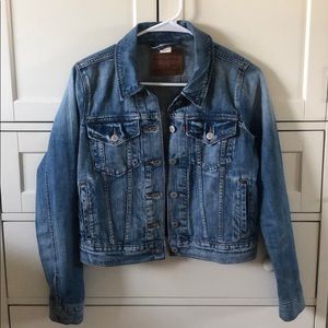 Lighter wash Levi’s jean jacket